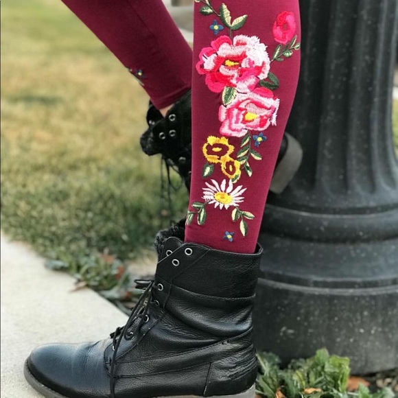 🌷A&D Embroidered Leggings 🌷 - Picture 3 of 4